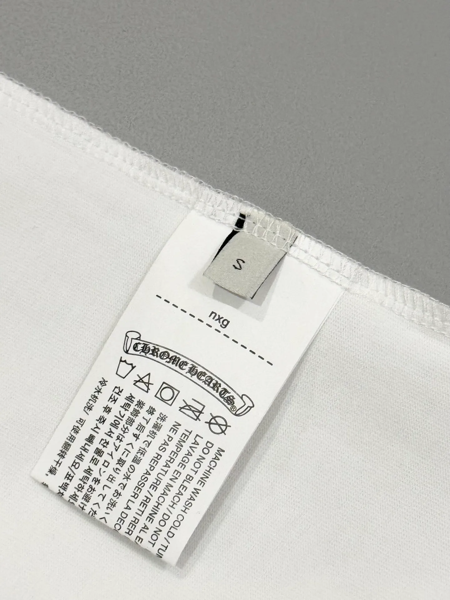 🅿️190 [High quality] Chrome hearts Chrome hearts 2025 new first release latest short-sleeved round neck T-shirt, high-end customization, avant-garde and fashionable design! The brand logo is applied to the front and back cuffs using 100,000 needle embroidery techniques. High-end customized 280g fabric. Soft to the touch. Comfortable to wear. Exquisite stitching. Fine workmanship. The upper body effect is incomparably handsome! Same style for men and women, color: white, black size: S to xL